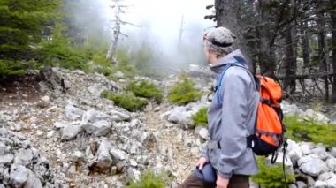 Yürüyüşçü yürüyüşçü sırt çantaları giyerek açık havada yürüyüş.