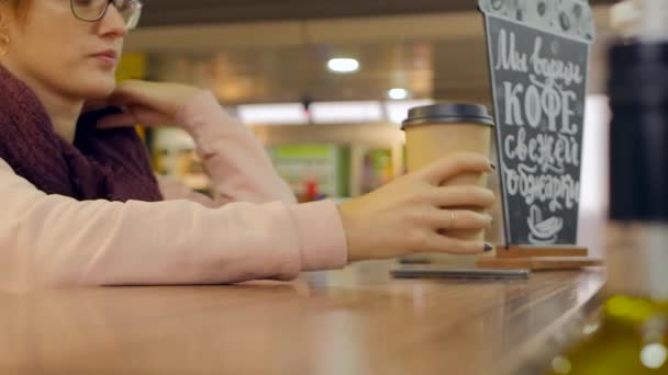 Mano de mujer con taza de papel de café — Vídeos de Stock