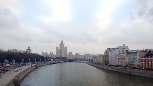 Mrakodrap na řece ve střední Moskvě. — Stock video