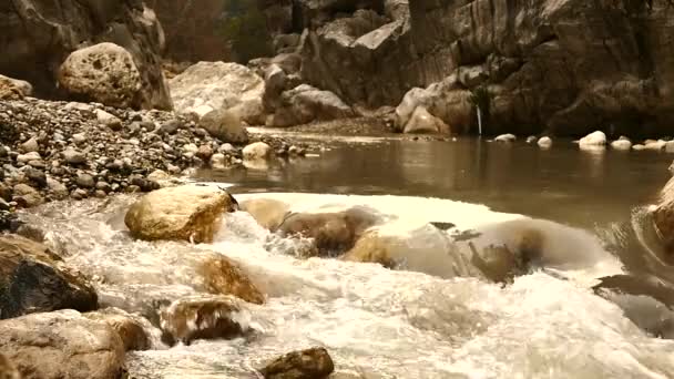 Agua cayendo en cámara lenta — Vídeos de Stock