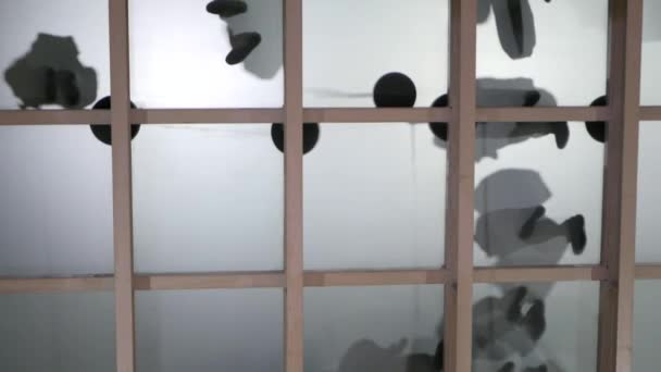 Silhouetten von einem Glasboden aus gesehen. — Stockvideo