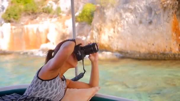 Turistas haciendo fotos desde el barco — Vídeo de stock