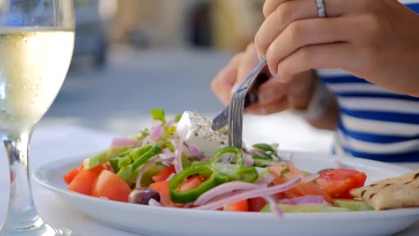 Национальный греческий салат — стоковое видео