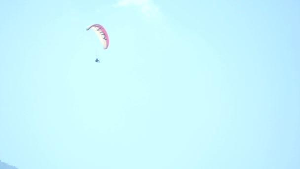 Paraglider přilétá vysoko na obloze — Stock video