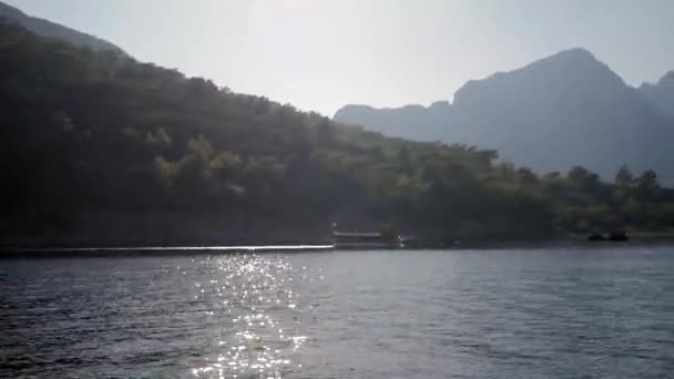 Mediterrán partvidék naplementekor — Stock videók