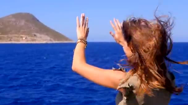 Une jeune femme admire la mer depuis le pont d'un navire . — Video