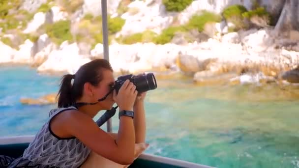 Turistas haciendo fotos desde el barco — Vídeo de stock