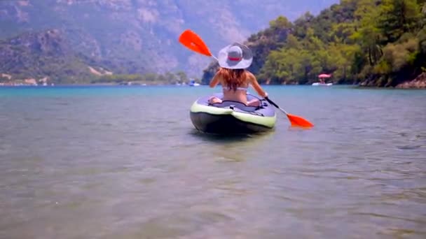 Joven mujer kayak en el mar. — Vídeo de stock