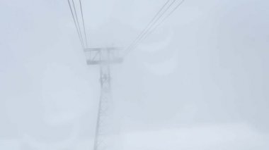 Kabinden teleferik kulesine görünüm