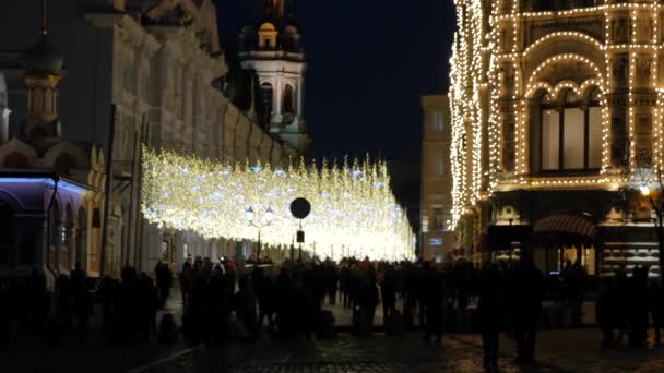 La gente en la calle decorada Navidad — Vídeos de Stock