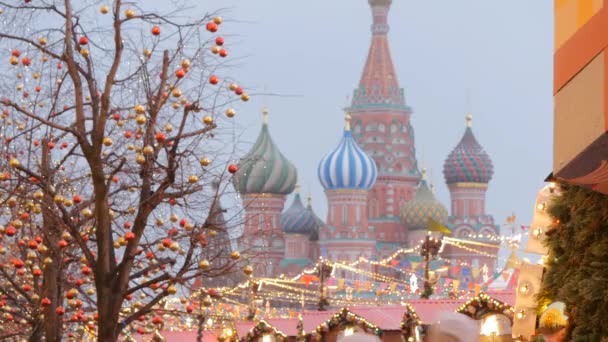 Moskva je vyzdobena na nový rok a vánoční svátky. — Stock video