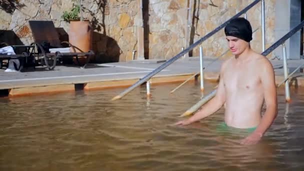 Hombre en aguas termales piscina geotermal — Vídeo de stock