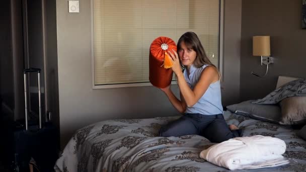 Бизнесвумен бросает подушки — стоковое видео