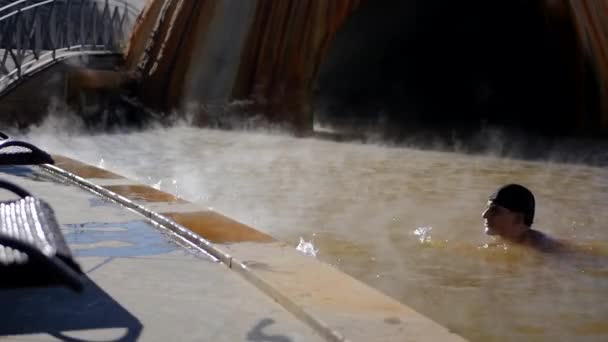 Homem na piscina geotérmica de fontes termais — Vídeo de Stock