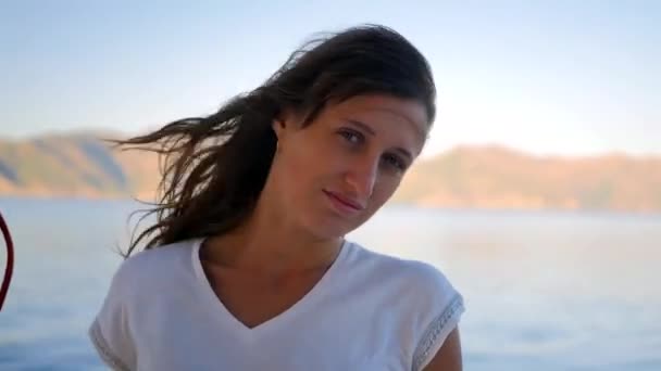 Retrato de hermosa joven sonriente mujer caucásica en el barco — Vídeo de stock
