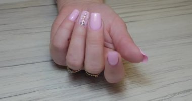 Manikürlü ellerin yakın çekim