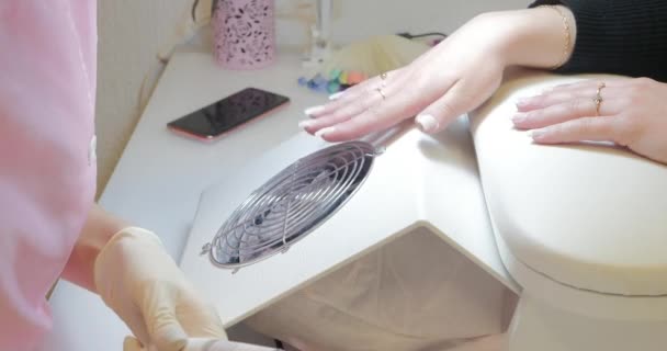 Κοντινό υλικό μανικιούρ. Οι γυναίκες χέρια με αφαιρεθεί γέλη — Αρχείο Βίντεο