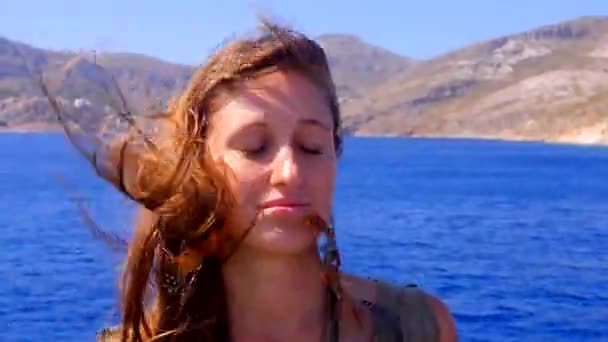 En ung kvinna beundrar havet från däcket på ett skepp. — Stockvideo