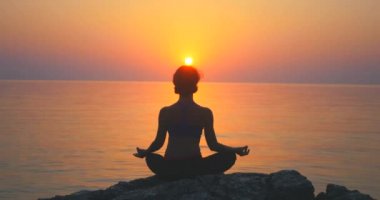 Denize yakın meditasyon