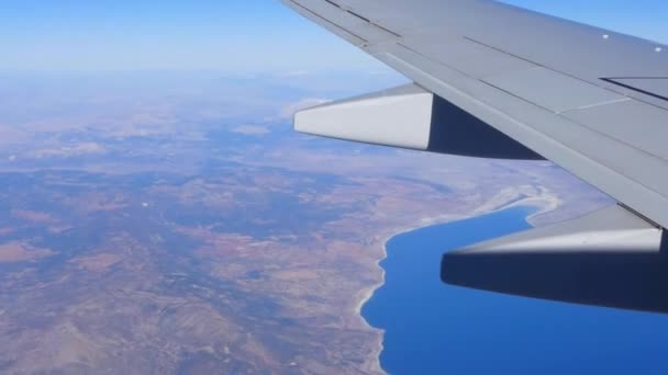 飛行機の窓からの田園風景の眺め — ストック動画