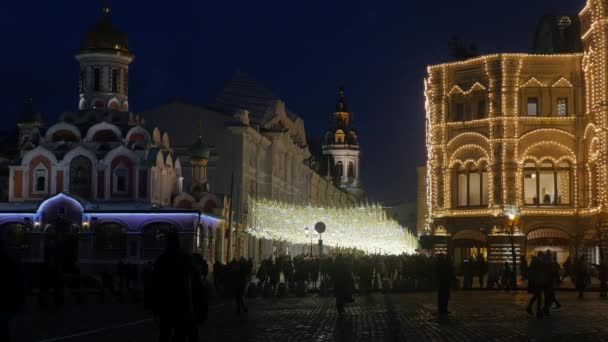 Människor på julen dekorerade gatan — Stockvideo
