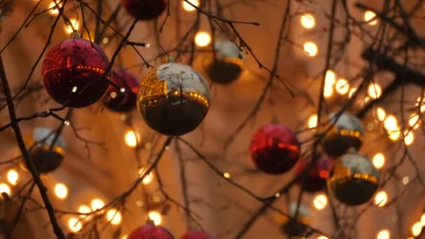 Kerst straat decoratie. Bomen in slingers. — Stockvideo