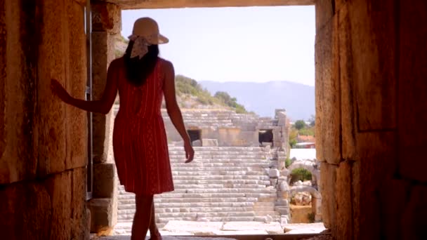Mooie vrouw wandelen in antiek theater — Stockvideo