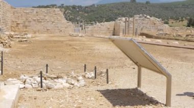 Patara arkeolojik sahasında antik Agora 'da yürüyen genç adam.