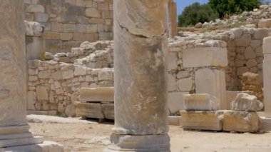 Patara, Türkiye'de sütunlu sokakta yürüyen turist