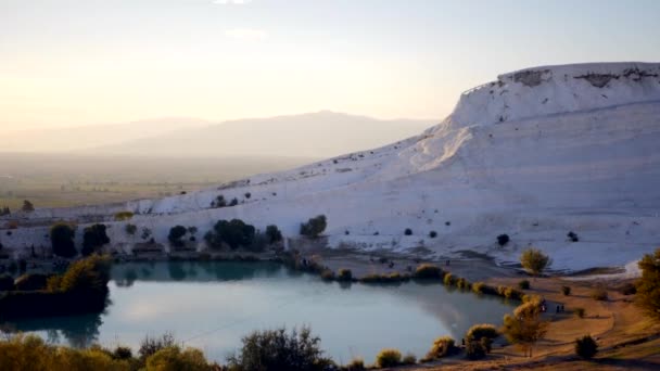 Castillo de algodón en Pamukkale Turquía al atardecer — Vídeo de stock