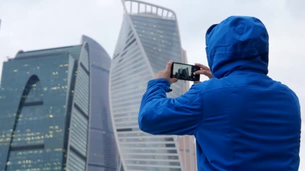 L'homme prend une photo ou une vidéo sur smartphone — Video