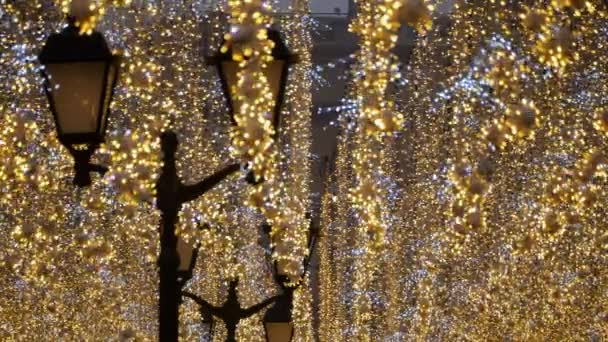 Красивые уличные фонари для Рождества Христова — стоковое видео