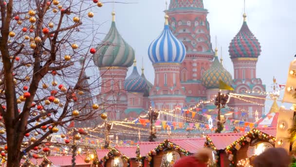 Moskva je vyzdobena na nový rok a vánoční svátky. — Stock video