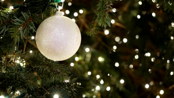 Bola decorativa en árbol de Navidad — Vídeos de Stock
