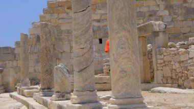 Patara, Türkiye'de sütunlu sokakta yürüyen turist
