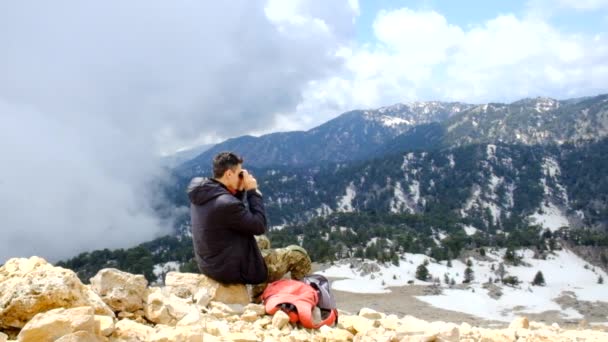 Caminante mirando prismáticos con una vista increíble — Vídeo de stock