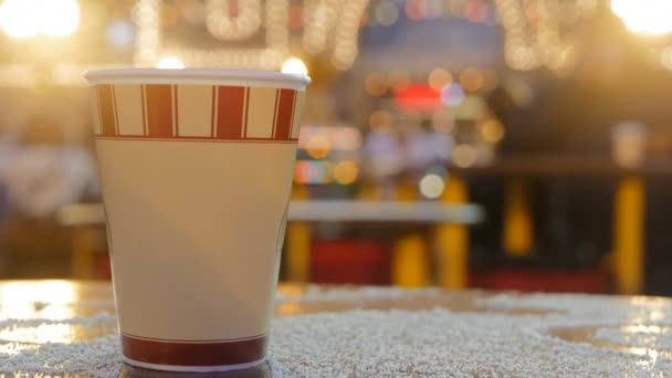 Ta bort kaffekopp i julmarknad — Stockvideo