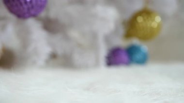 Arkaplanda beyaz chrismtas ağacı