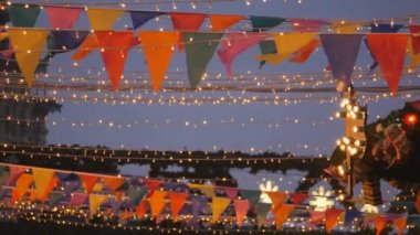 Gece renkli noel aydınlatma