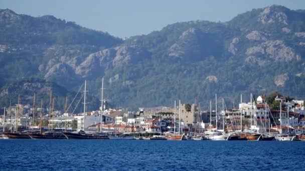 Marmaris marina ve eski şehir deniz manzarası