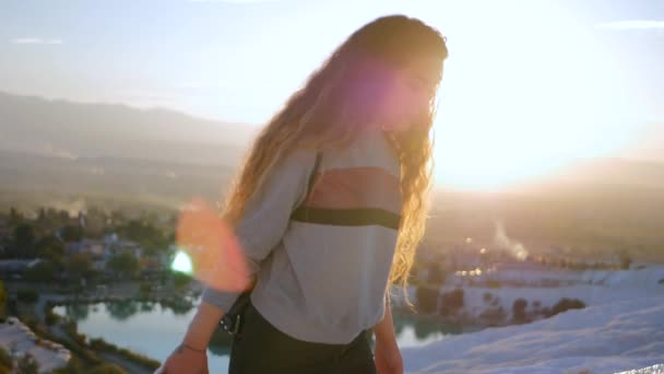 Молода жінка, що ходить на терасах Памуккккале. — стокове відео