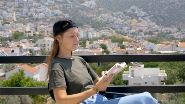 Young hipster girl reading a book — Stockvideo