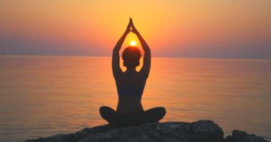 Denize yakın meditasyon