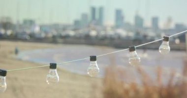 Denize yakın kafede ampuller Çelenk