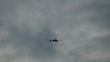 Mavi gökyüzünde uçan uçak