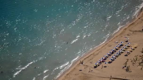 Playa de arena desde vista aérea . — Vídeo de stock