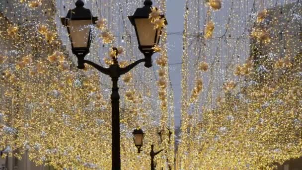 Hermosas iluminaciones de calles para Navidad — Vídeo de stock