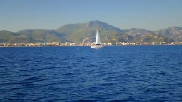 Splendido yacht di lusso in mare blu su sfondo di montagna, Mar Mediterraneo — Video Stock