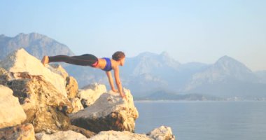 Bir Tahta poz sportif kadın
