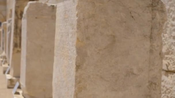 Escritura griega antigua cincelada sobre piedra — Vídeos de Stock